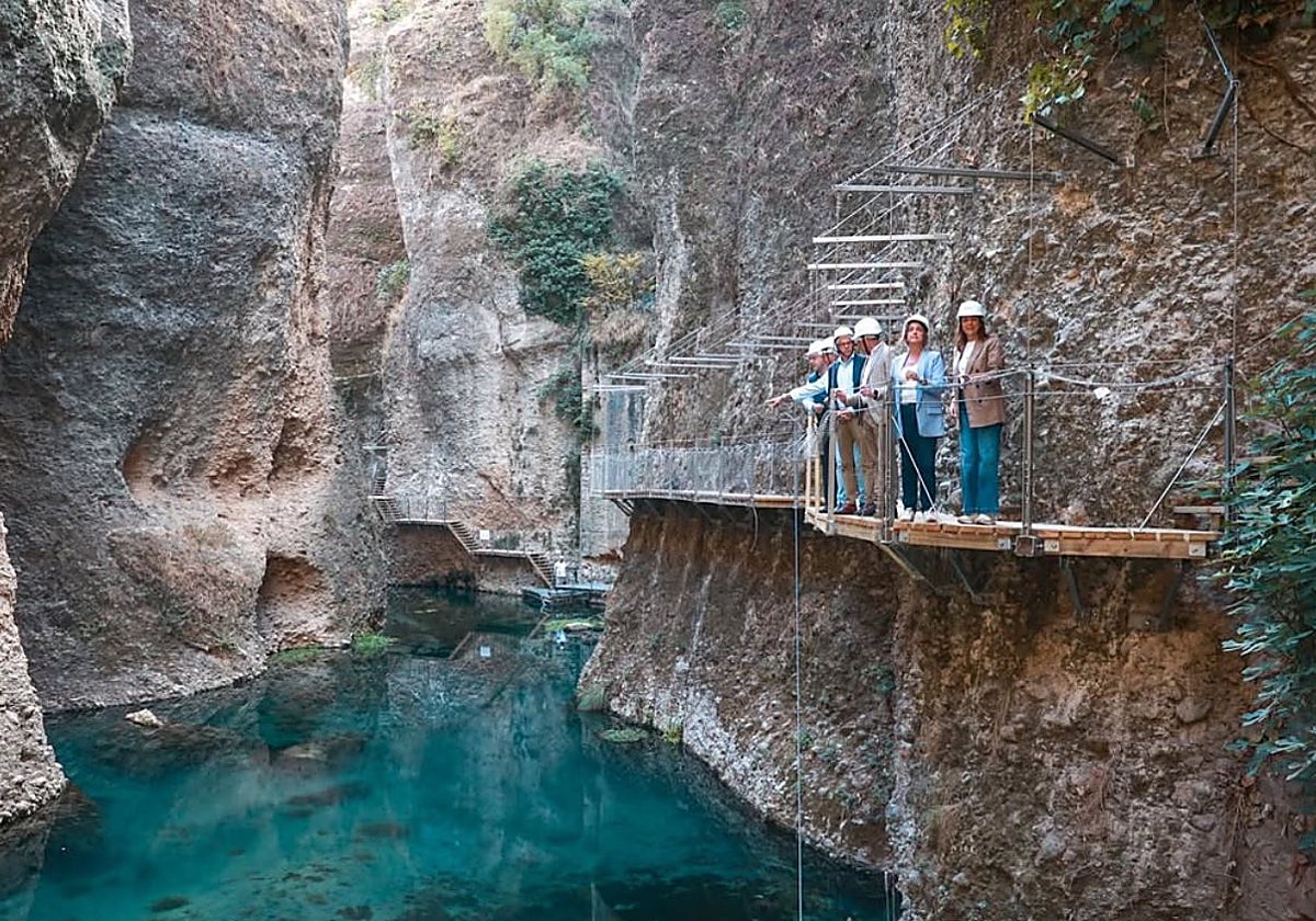 La consejera de Sostenibilidad y Medio Ambiente, Catalina García, y la alcaldesa de Ronda, Maripaz Fernández, en la pasarela de madera que se abrirá al público en 2026