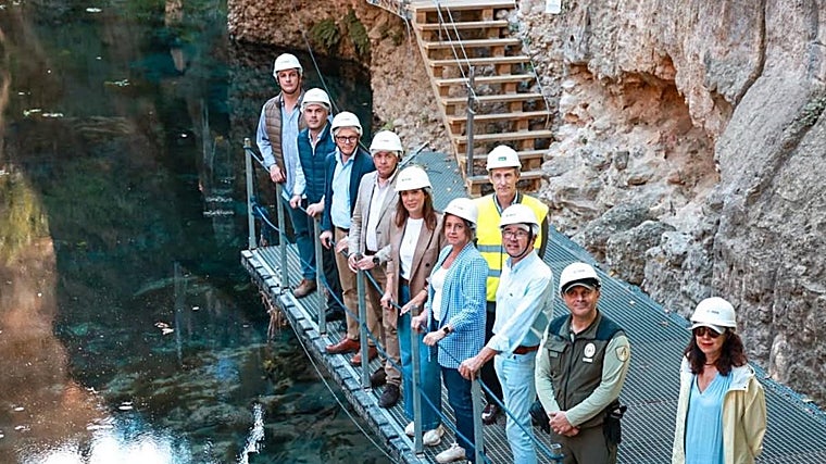 Imagen de los representantes institucionales junto a los operarios a ras de garganta