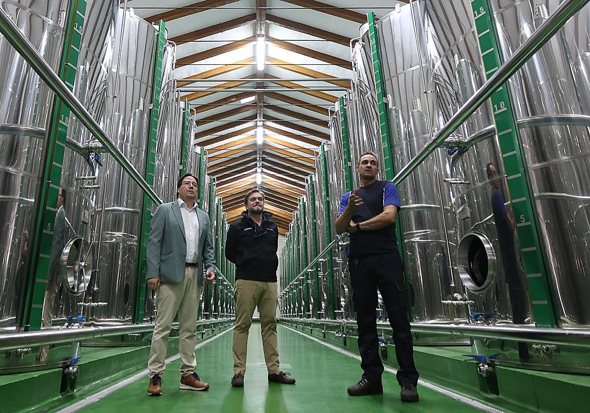 El secretario general de Ecovalia (en el centro) en su visita a Olipe