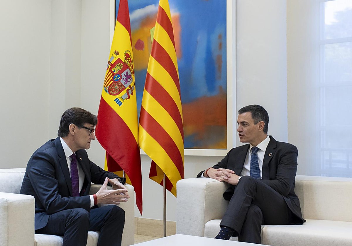 Illa y Sánchez, durante una reunión en La Moncloa