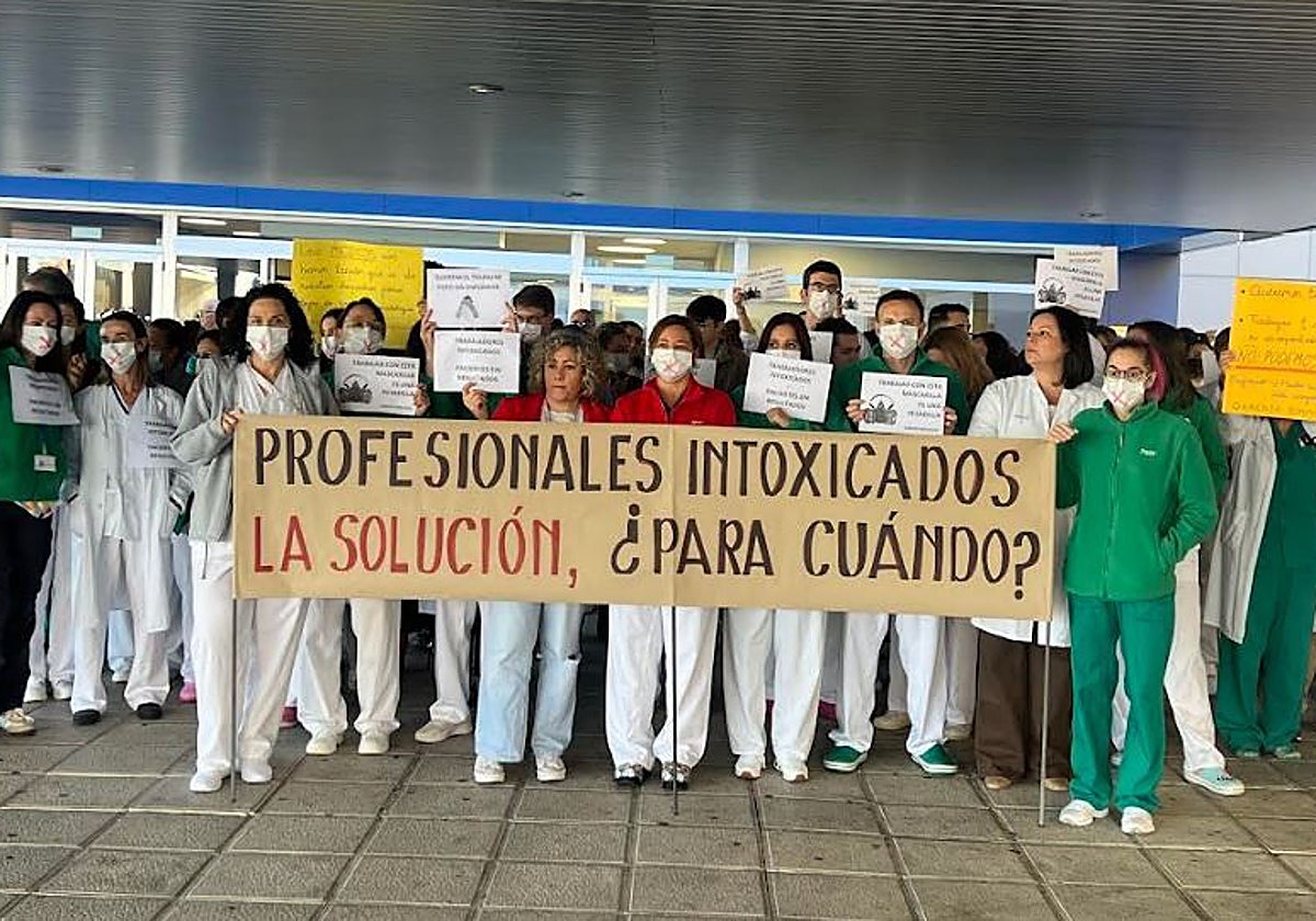 Los trabajadores en una nueva protesta este lunes a las puertas del hospital de Toledo