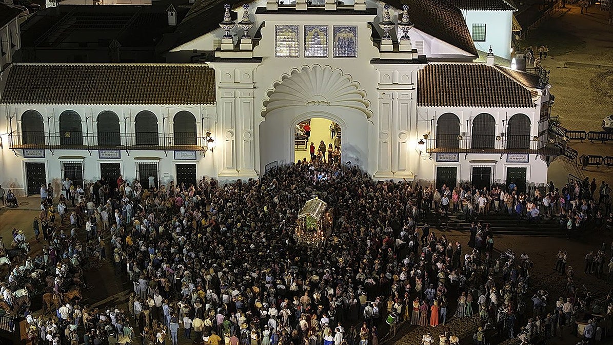 La carreta del Simpecado de Pilas culminó la peregrinación ante el Santuario de la Virgen del Rocío