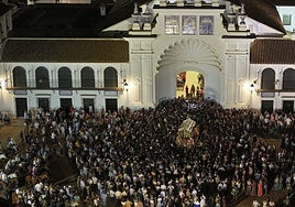 Pilas agranda su inmensa historia rociera