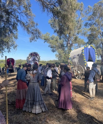 Imagen secundaria 2 - Arriba llegada al Ajolí, parada en El Moralejo y las carretas de bueyes en la 'Casa del Bichero'