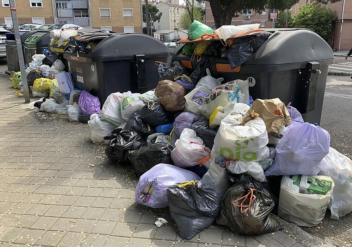 Varias bolsas de basura tiradas junto a un contenedor, en Madrid