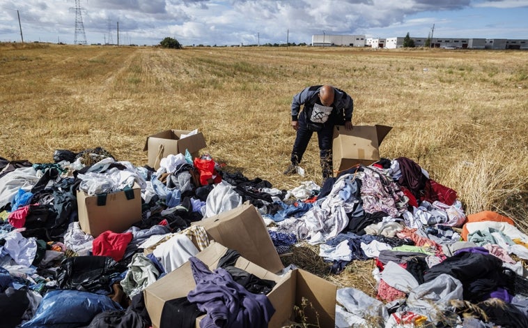 Imagen principal - Karim recoge algo de ropa en un camino de tierra aledaño al polígono más cercano a Fabrik; en las fotos inferiores, un grupo de jóvenes arroja escombros de forma ilegal en Humanes, y paquetes de mascarillas N99 abandonados en otro 'vertedero'.