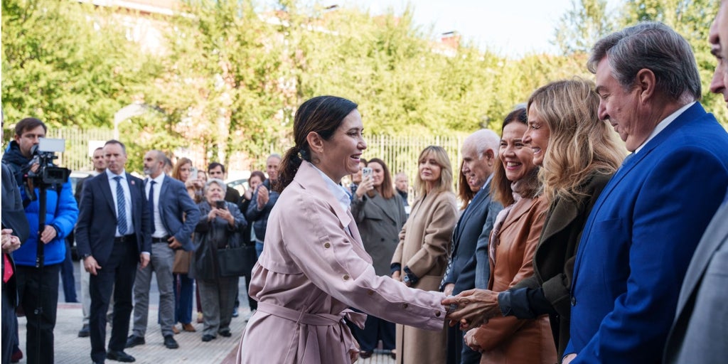 Ayuso: «El que no estuvo hace un año en el funeral de víctimas en Valencia fue el  galgo de Paiporta »
