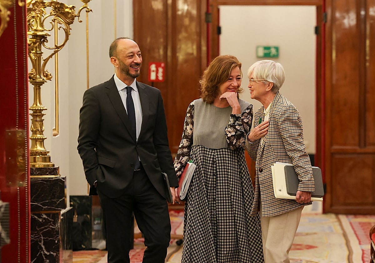 Los socialistas Gómez de Celis, Armengol y Leal conversan a su llegada a la reunión de la Mesa del Congreso