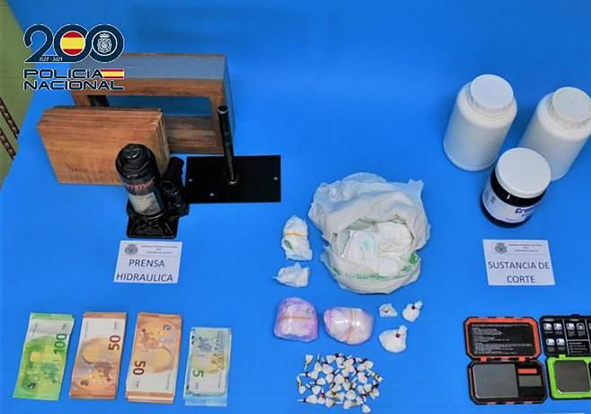 Dinero y material intervenido en los tres registros domiciliarios realizados