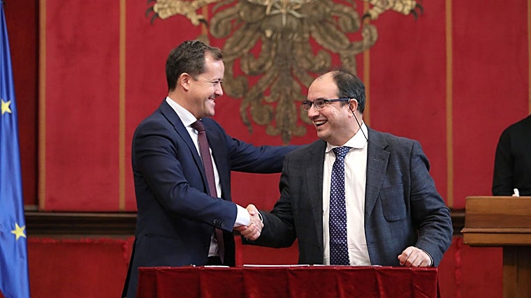 El alcalde de Toledo, Carlos Velázquez y el delegado de ABC Castilla-La Mancha, Fernando Franco, tras la de adhesión de ABC Toledo a la candidatura