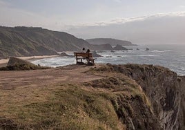 El banco más bonito del mundo se encuentra en Galicia sobre un acantilado y ofrece las mejores vistas al Atlántico: dónde está y cómo llegar