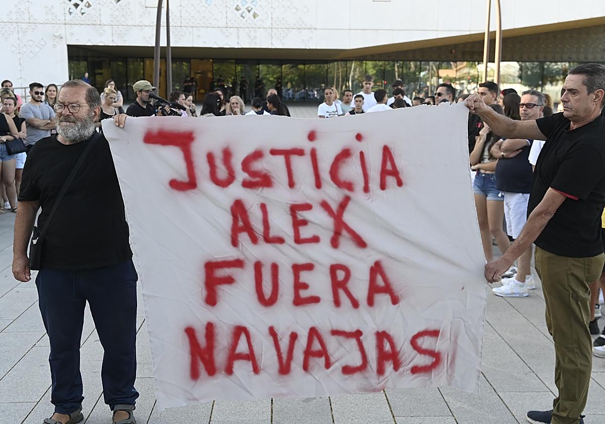 Concentración en apoyo a la familia del menor asesinado en el Arenal, durante una de las sesiones del juicio