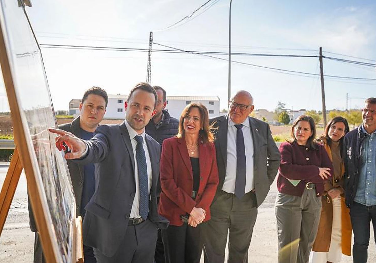 La consejera de Fomento, en el centro de la imagen, en la presentación de la intervención