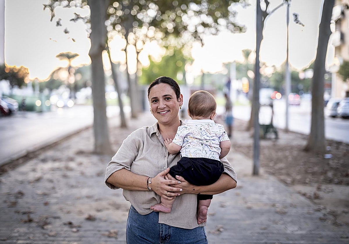 Raquel Tarazona, junto a su hijo Luca en Catarroja