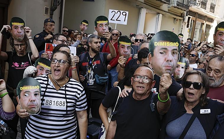 Imagen principal - Cientos de personas han hecho esta mañana el recorrido que hizo Mazón el día de la dana, el 29 de octubre del año pasado, incluso su paso por el restaurante El Ventorro 