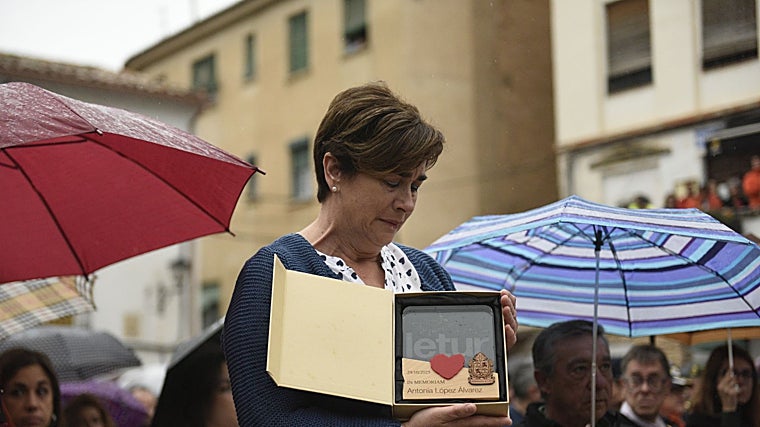 Una familiar recibe un recuerdo en homenaje a las víctimas