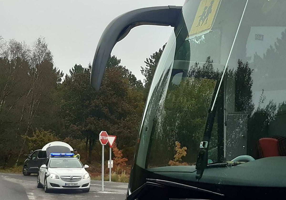 Imagen de archivo de un autobús en un control de tráfico