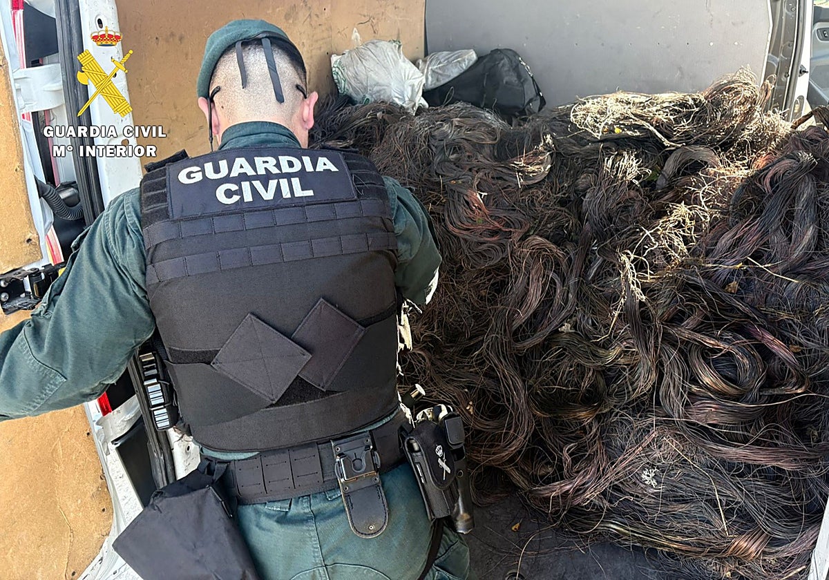 La Guardia Civil recupera una tonelada de cable de cobre quemado de una furgoneta interceptada en la A-1, a su paso por La Ribera (Burgos)