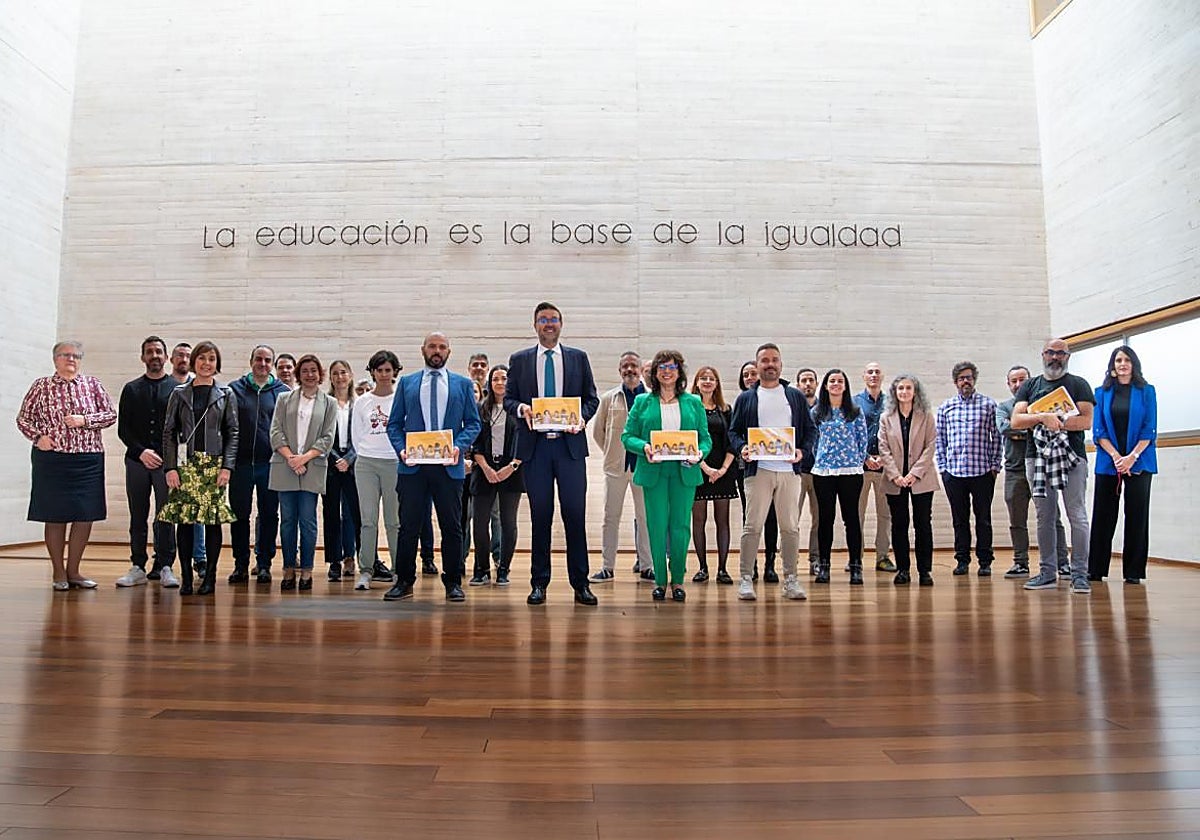 Amador Pastor con docentes durante la presentación del modelo de Formación del Profesorado