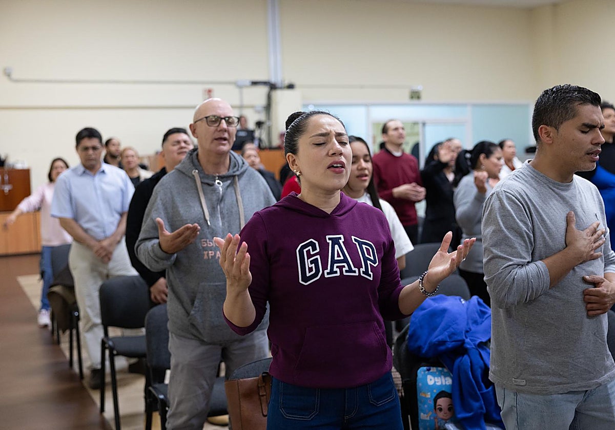 Fieles de la iglesia Elim, durante el culto del pasado martes