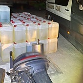 Uno de los cargamentos de garrafas de gasolina incautados por la Guardia Civil