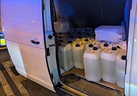 Detienen en Almería a dos jóvenes que transportaban 1.400 litros de gasolina y embistieron a la Policía en una persecución