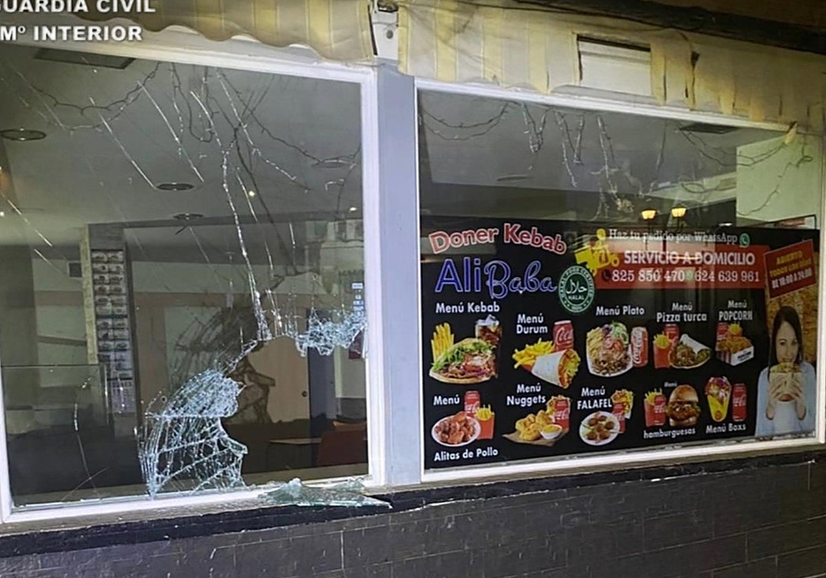 Una de las cristaleras fracturas con la tapa de una alcantarilla