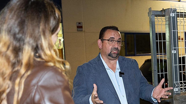 Sammy Thomas, el martes por la noche, ante la puerta de la nave que acoge la iglesia de la que es segundo pastor