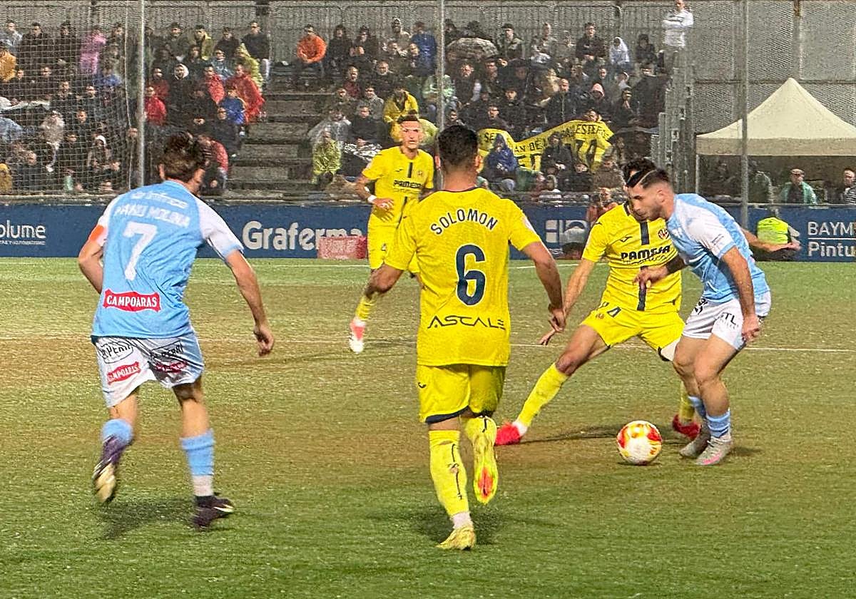 Dos jugadores el Ciudad de Lucena se ven presionados por rivales del Villarreal