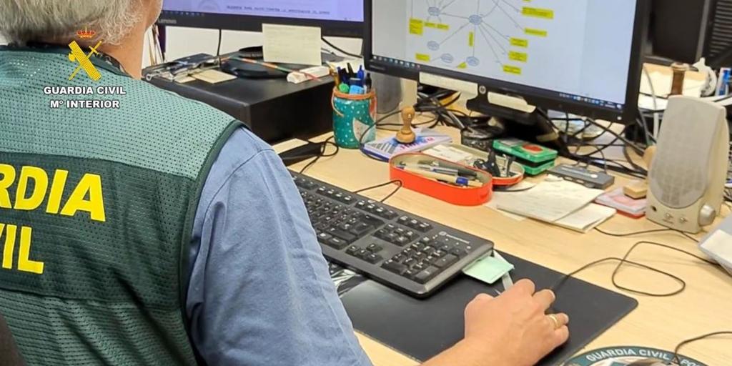 La Guardia Civil investiga a 15 personas por estafar casi 400.000 euros suplantando identidades virtuales