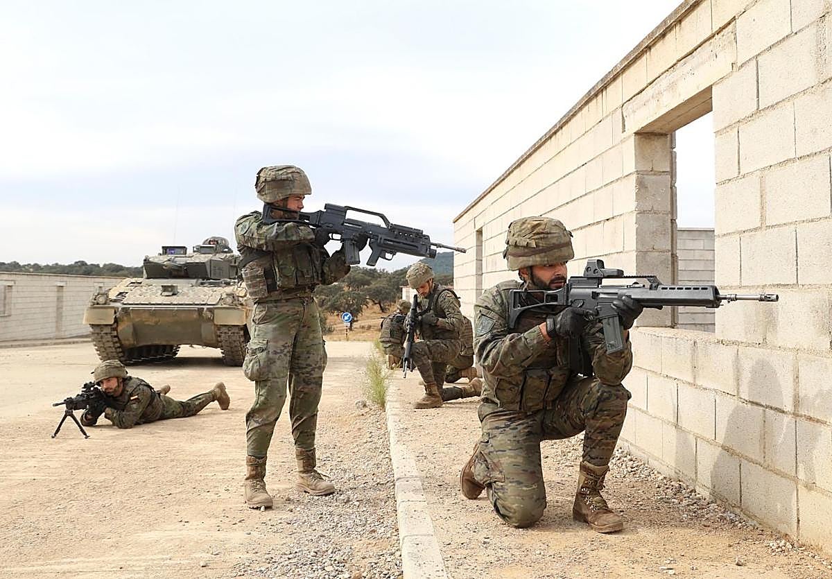 Maniobras en la base militar de Cerro Muriano