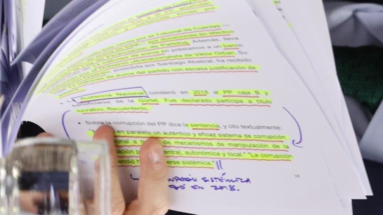 Las notas de Sánchez para atacar a PP y Vox en el Senado