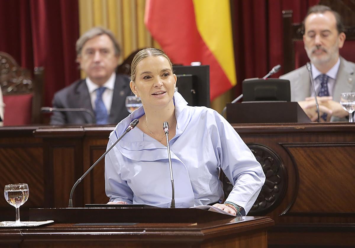 La presidenta balear, Marga Prohens, en una sesión del Parlamento regional