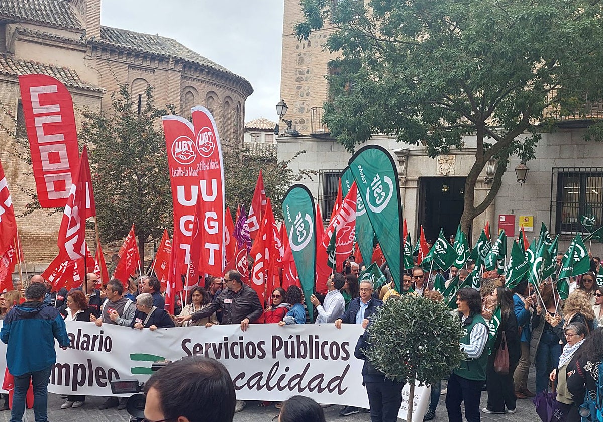 Concentración en la Plaza de San Vicente, ante la sede de la Delegación del Gobierno en Toledo