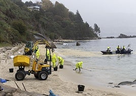 La limpieza del vertido «inocuo» de aceite de palma en Vigo llevará días