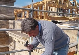 La mano del último maestro cantero de Jaén restaura la catedral de Málaga