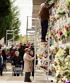 Imagen secundaria 2 - Procesión de las Ánimas en el cementerio de San Atilano, en Zamora, nicho de Miguel de Unamuno en el cementerio de Salamanca y visitantes en el camposanto de León