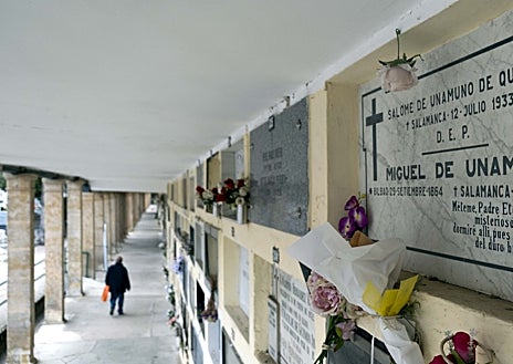 Imagen secundaria 1 - Procesión de las Ánimas en el cementerio de San Atilano, en Zamora, nicho de Miguel de Unamuno en el cementerio de Salamanca y visitantes en el camposanto de León