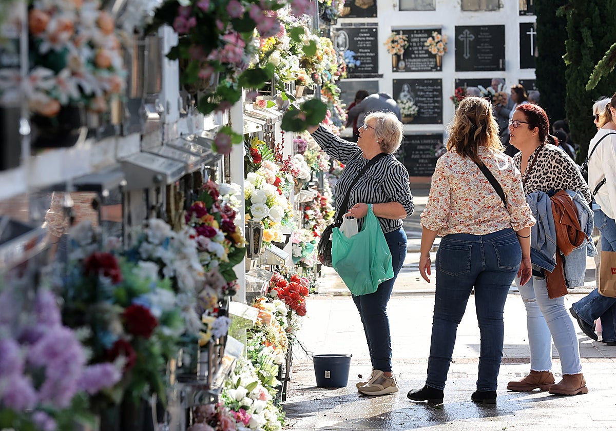 Los familiares visitan a sus seres queridos en el cementerio