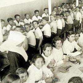 Foto histórica en Tarragona, en julio de 1936. Es una merienda extraordinaria de los niños de asistencia social a cargo de religiosas. Al lado, una iglesia de Barcelona arrasada durante la Guerra Civil