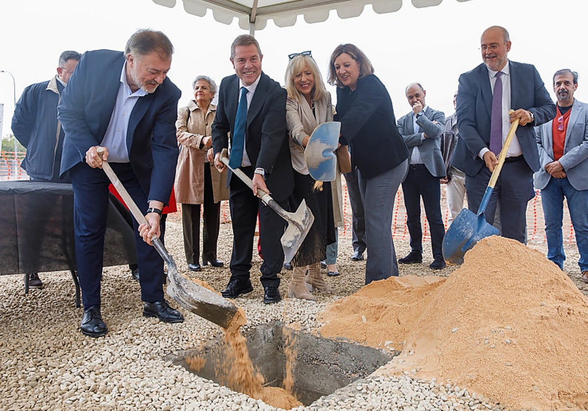 Acto simbólico de colocación de la primera piedra