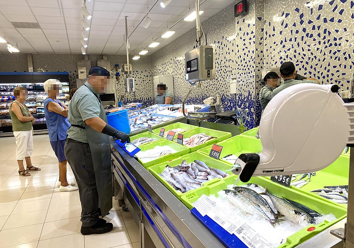 Imagen de trabajadores de la sección de pescadería de un supermercado de Mercadona