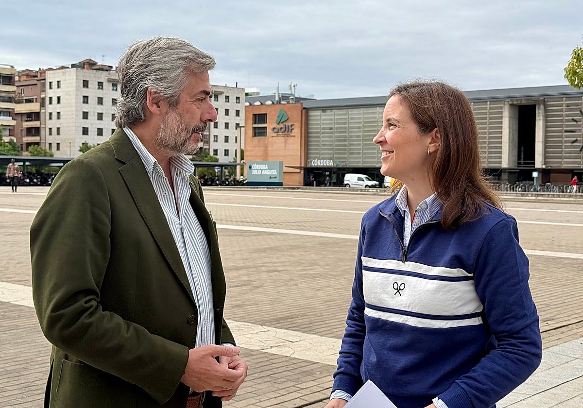 El portavoz del gobierno municipal en Córdoba Miguel Ángel Torrico junto a la senadora Cristina Casanueva