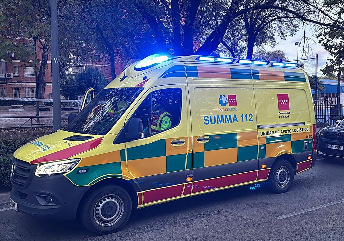 Una ambulancia del Summa se desplaza al lugar de los hechos.