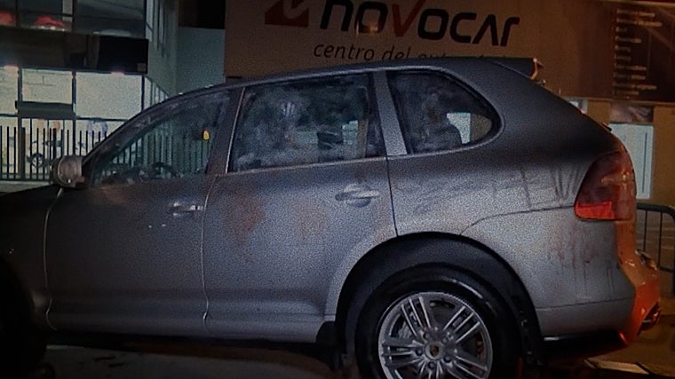 El coche de la víctima en el escenario del crimen, donde murió abatida de dos tiros de pistola a bocajarro en Alicante