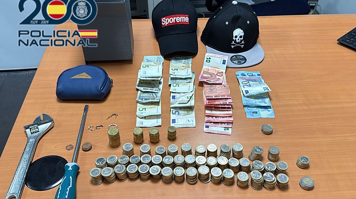 El botín, el destornillador grande y otros objetos intervenidos a los dos ladrones de lavanderías en Alicante en la noche de Halloween