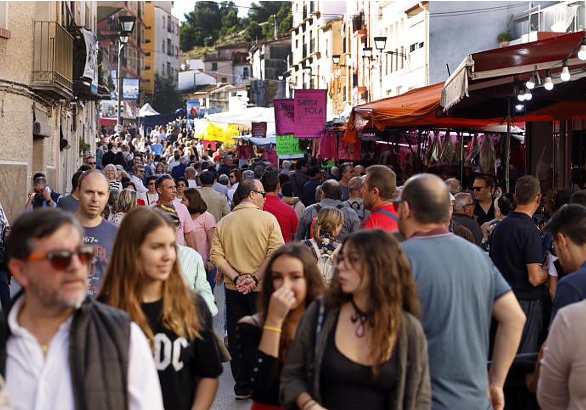 Visitantes a la Fira de Tots Sants en Cocentaina (Alicante)