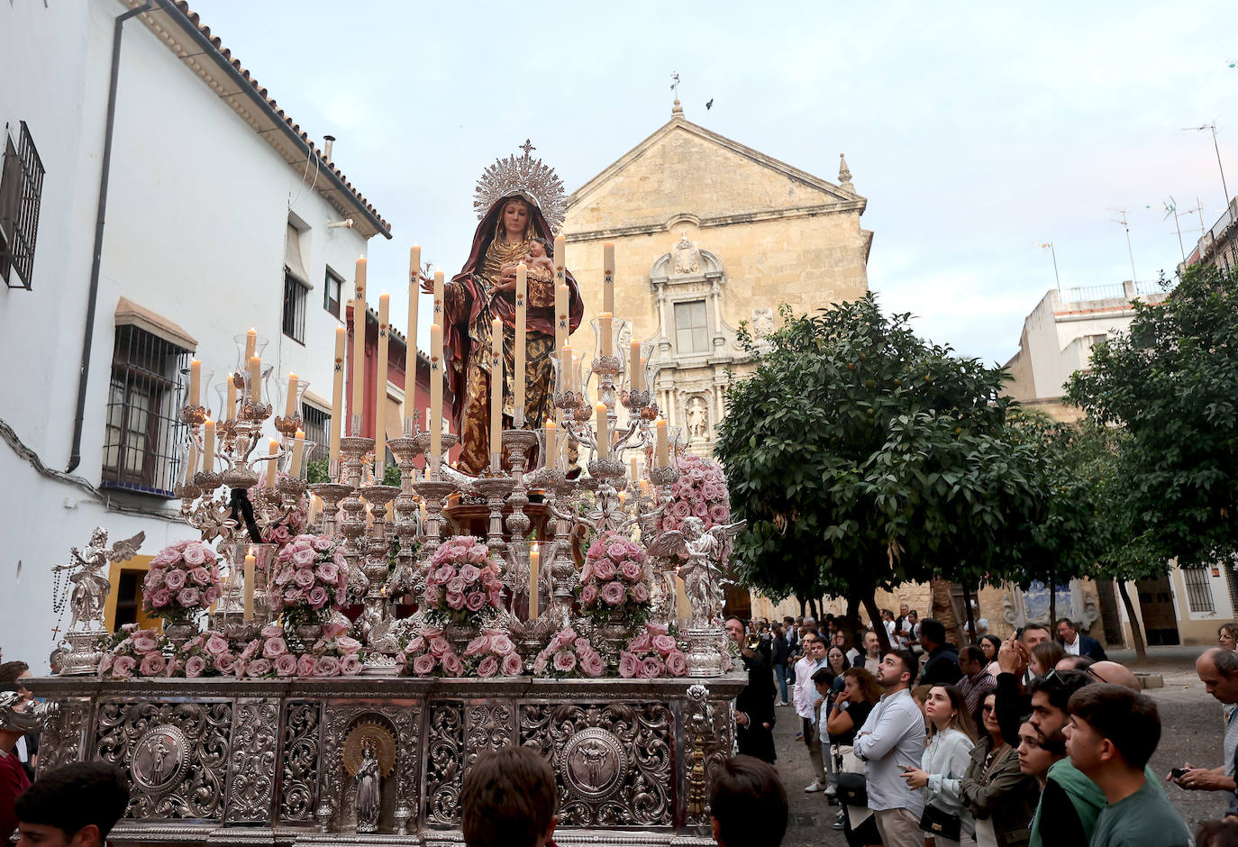 La procesión de la Virgen del Amparo en Córdoba, en imágenes