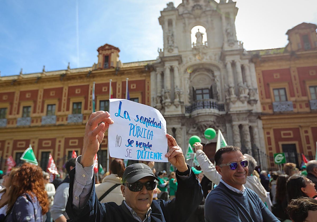 Manifestantes en una protesta en defensa de la sanidad pública ante el Palacio de San Telmo en Sevilla el pasado 5 de abril