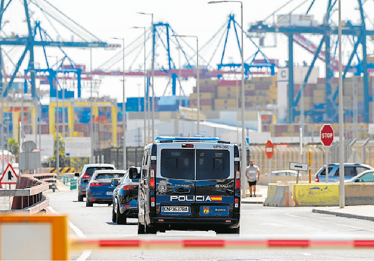 Furgones de la Policía Nacional accediendo al Puerto de Valencia